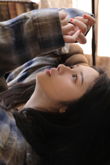 女班长哭着说不能生孩子视频